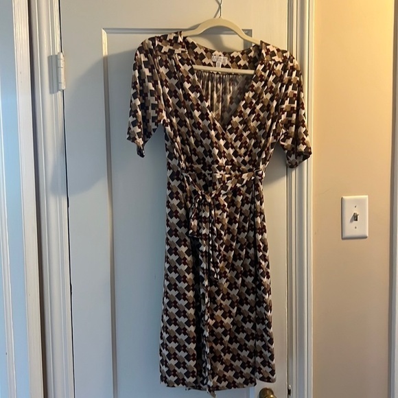 Maternity Brown Geometric Wrap Dress (M) - Picture 2 of 4